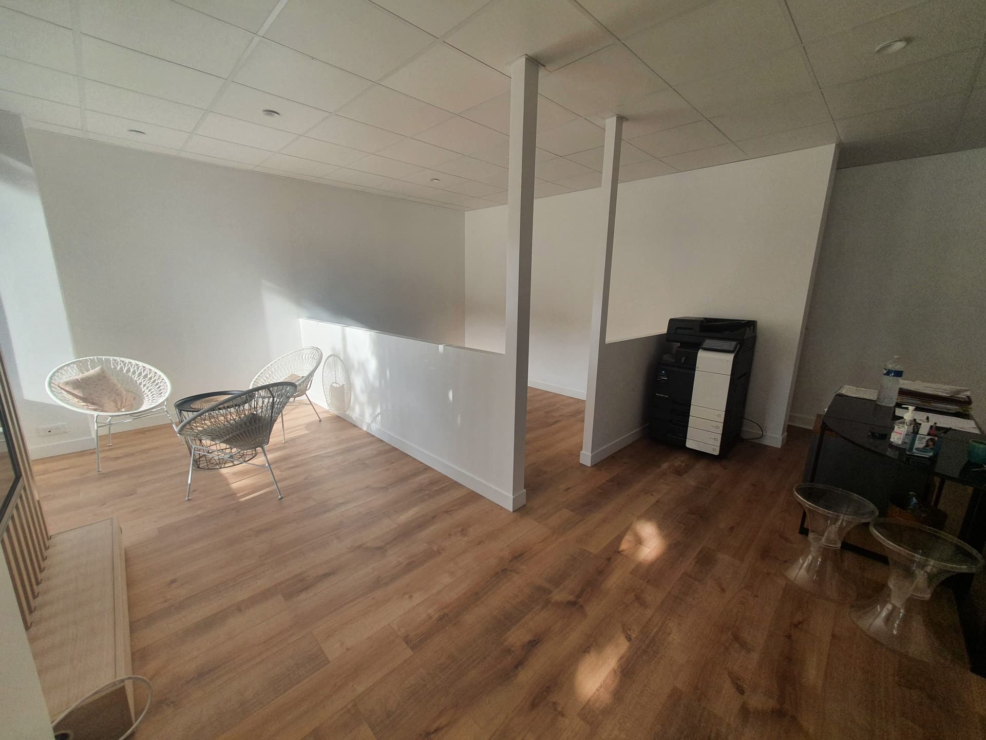 Rénovation de bureaux : sols et cloisons. — Hauts-de-Seine (92)