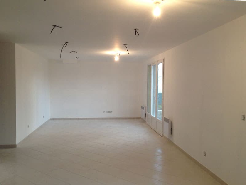 Peinture et pose de carrelage dans un salon. — Paris (75)